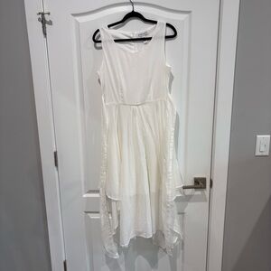 Elegant White Sleeveless Dress